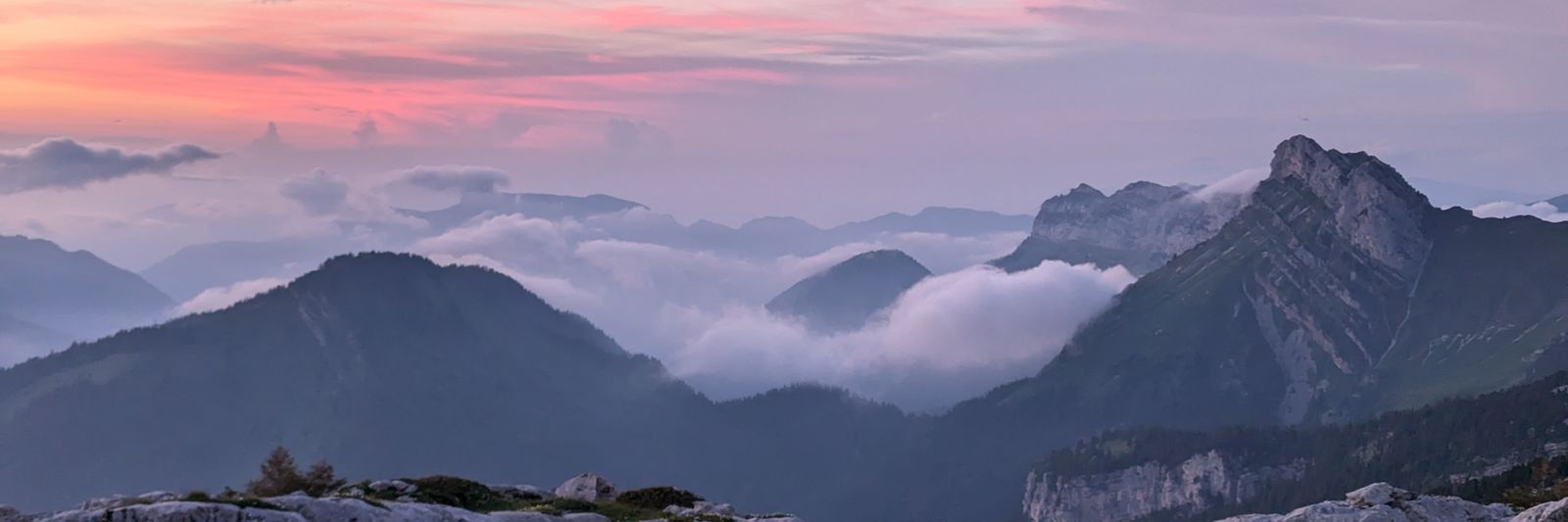 Coucher de soleil sur une mer de nuages en montagne