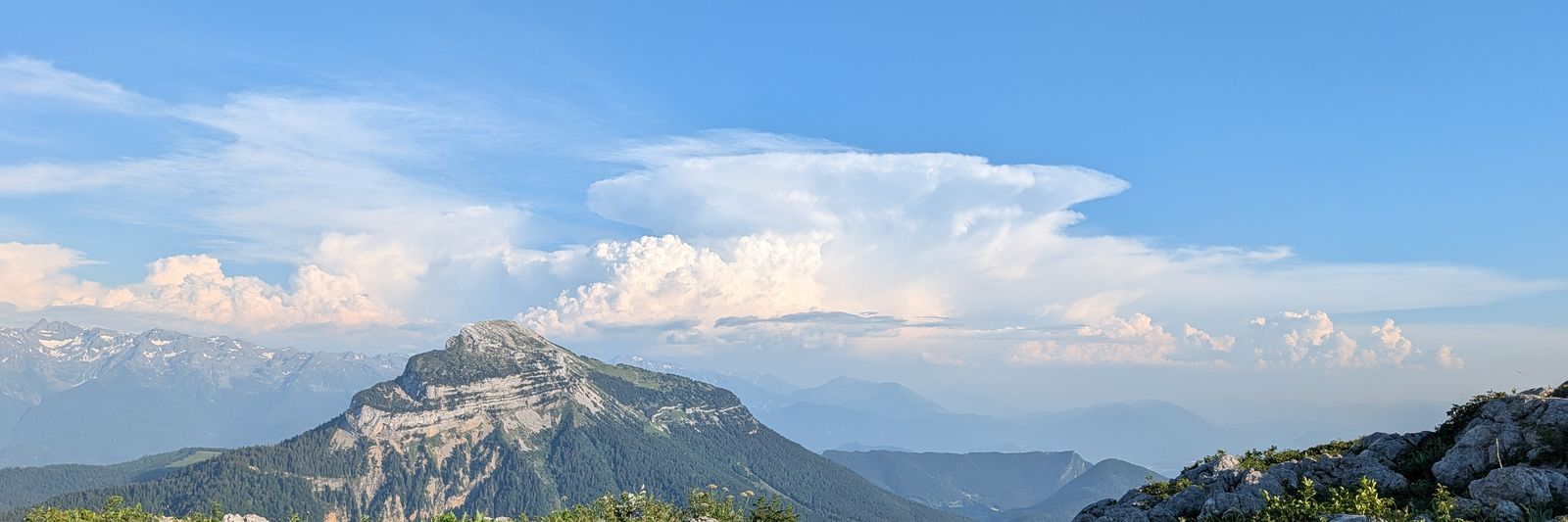 Enclume de cumulonimbus à l'horizon derrière une crête de Chartreuse